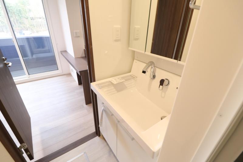 洗面設備　脱衣所　三面鏡の洗面台