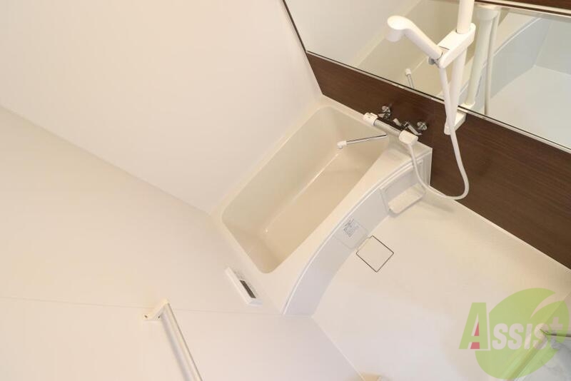 バス・シャワールーム　きれいな浴室、疲れも吹っ飛びます。窓があるのも嬉しいですね。