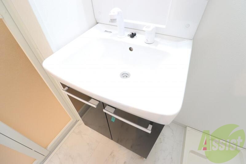 洗面設備　お洒落れな独立洗面台、身だしなみにも気合が入ります