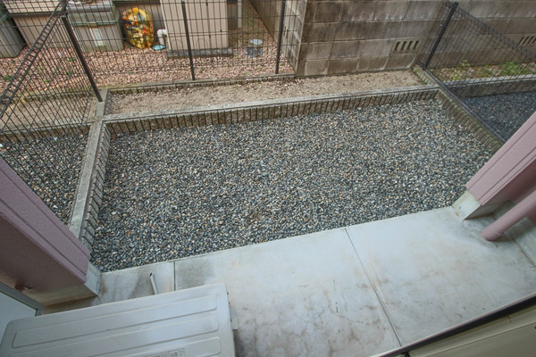 庭　同じ建物の別のお部屋