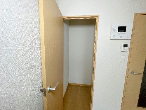収納　温水洗浄便座付