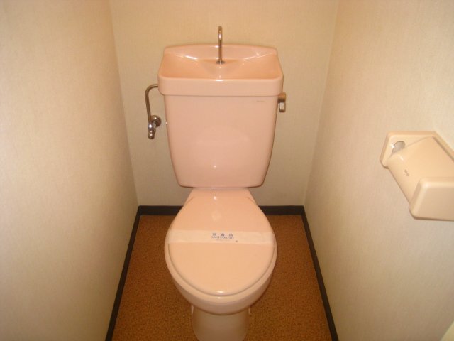 トイレ　同物件別号室のものです。　家具はイメージです