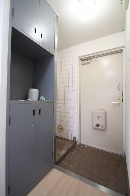 玄関　同物件別号室のものです。　家具はイメージです