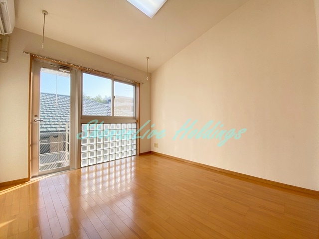 居室・リビング　嬉しいバルコニー付き