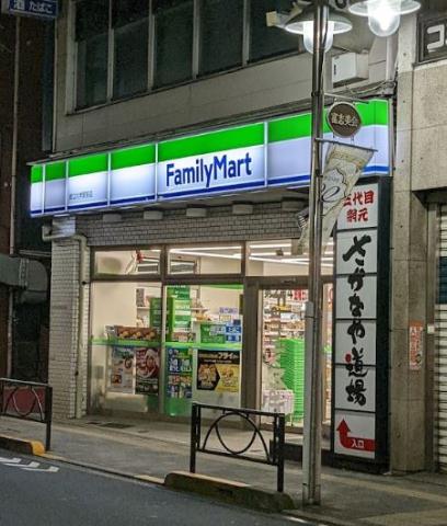 コンビニ　ファミリーマート（コンビニ）まで331m