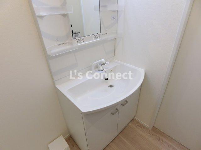 洗面設備　朝の支度もスムーズな独立洗面台。