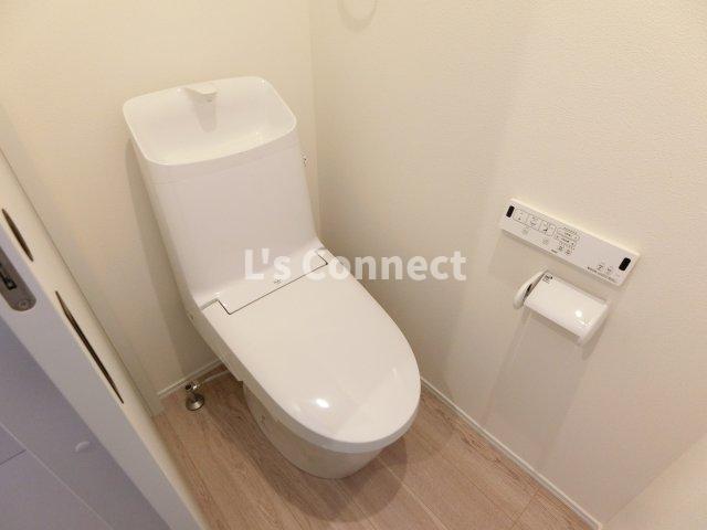 トイレ　温水洗浄便座付きのトイレ。