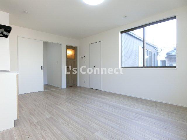 居室・リビング　２面に窓があります。