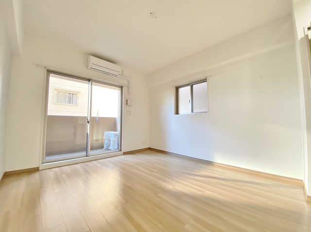 居室・リビング　二面採光の明るい洋室