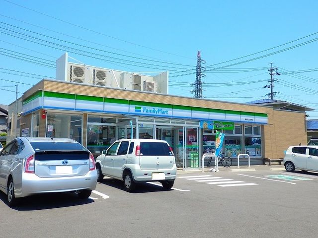 コンビニ　ファミリーマート東員町六把野店（コンビニ）まで600m
