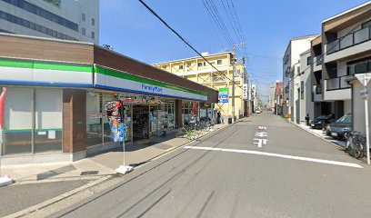 コンビニ　ファミリーマート三先一丁目店（コンビニ）まで322m