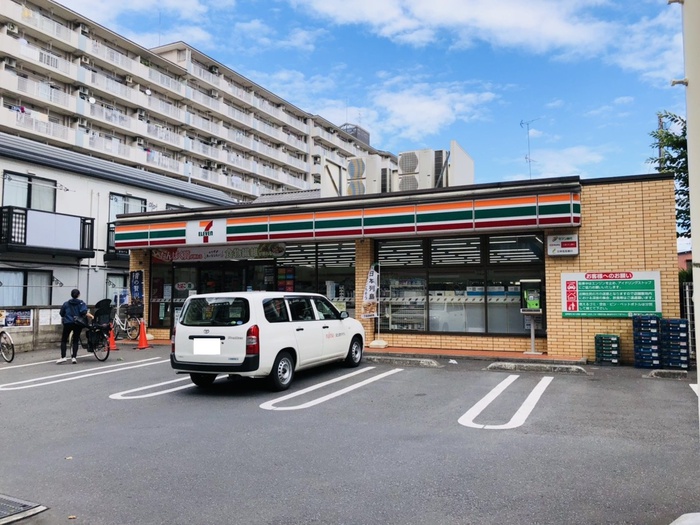 コンビニ　セブンイレブン（コンビニ）まで300m