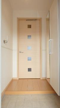 玄関　大きな姿見付きの下駄箱のある玄関♪