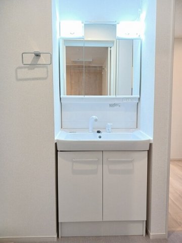 洗面設備　独立洗面化粧台が付いています