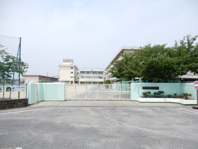 小学校　岡山市立芳泉小学校（小学校）まで403m