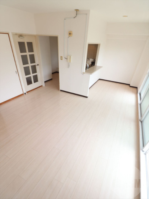 居室・リビング　明るいリビングルーム