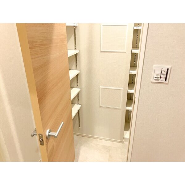 玄関　※別室の参考写真の為、現況優先です。