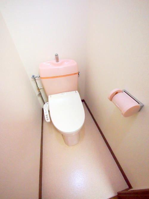 トイレ　トイレは嬉しい温水洗浄便座です