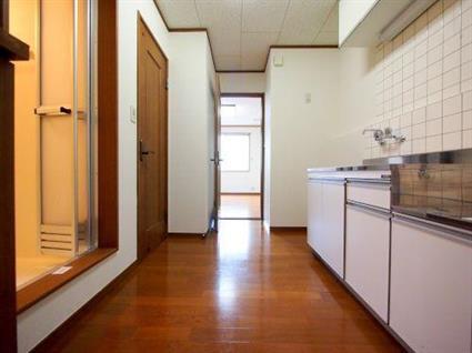 洗面設備　キッチン　ゆとりある広さとなっております