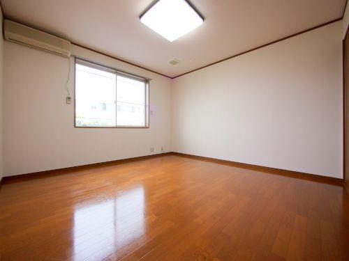 居室・リビング　洋室　エアコンがあるので年中快適に過ごせます。