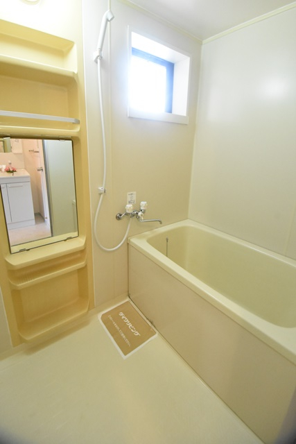 バス・シャワールーム　浴室に窓があり換気も楽にできます♪