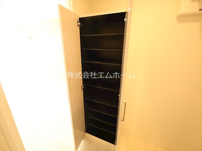 玄関　玄関　シューズボックス付（収納充実してます）