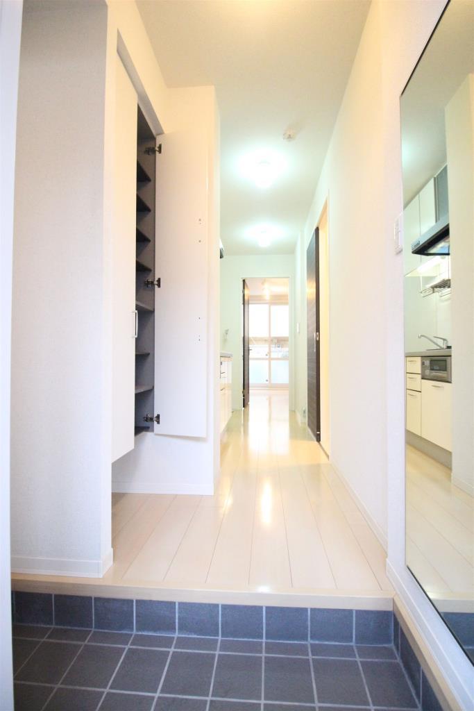 玄関　全身鏡が付いております