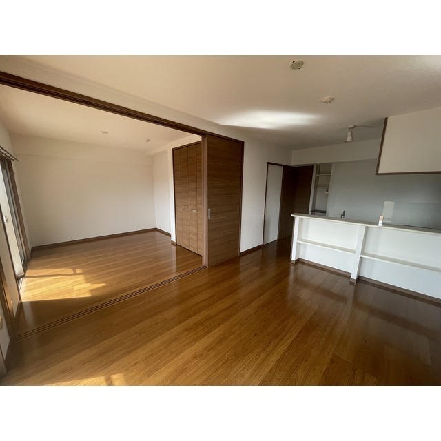 居室・リビング　家具の配置がしやすいリビングですね