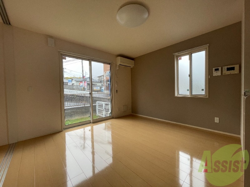 居室・リビング　１２帖もあるリビングは大きな窓なので明るい室内になります