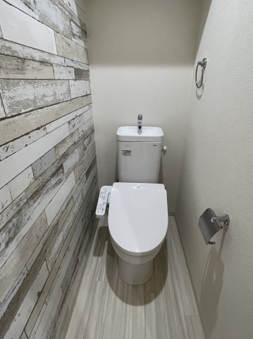 トイレ　落ち着いた色調のトイレです