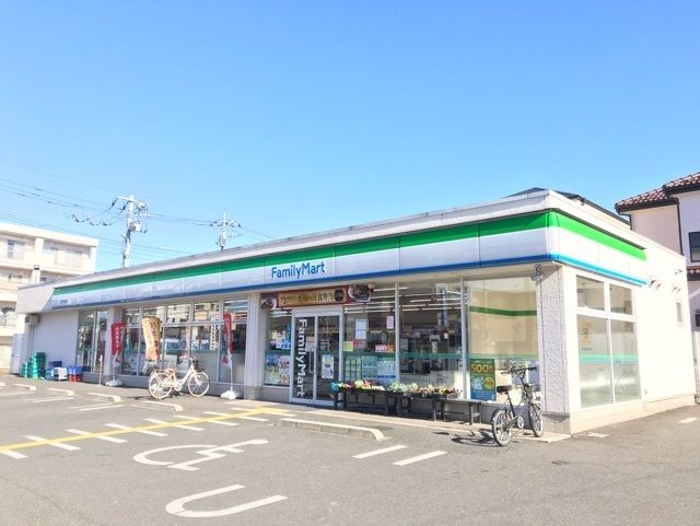 コンビニ　ファミリーマート（コンビニ）まで200m