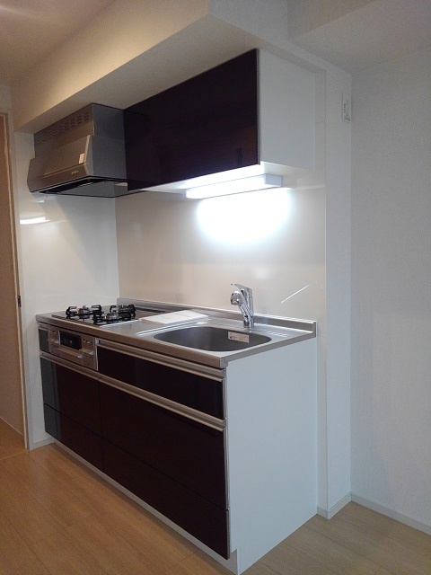 キッチン　参考写真　3口ガスコンロのシステムキッチン