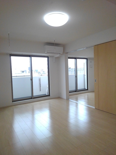 居室・リビング　参考写真　２面採光のLDK12.8帖