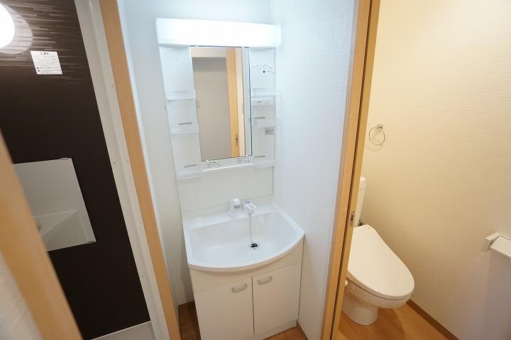 洗面設備　独立洗面台、小物を置くことができて便利です