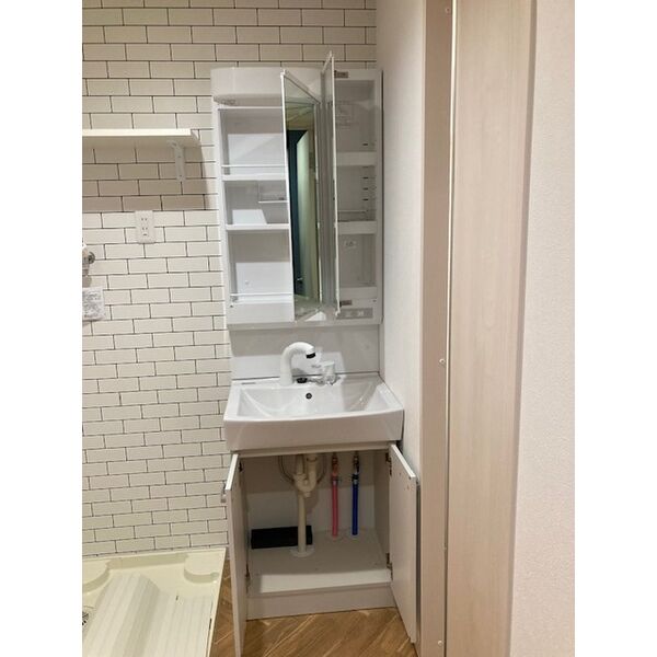 洗面設備　室内写真は別部屋の写真です。