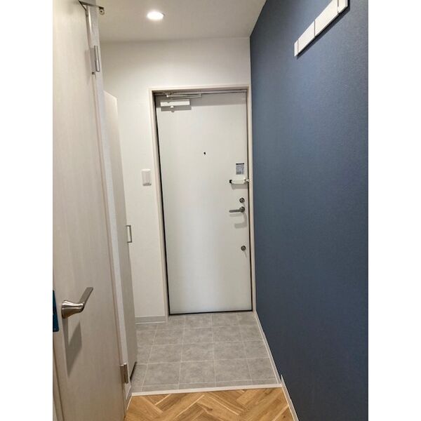 玄関　室内写真は別部屋の写真です。
