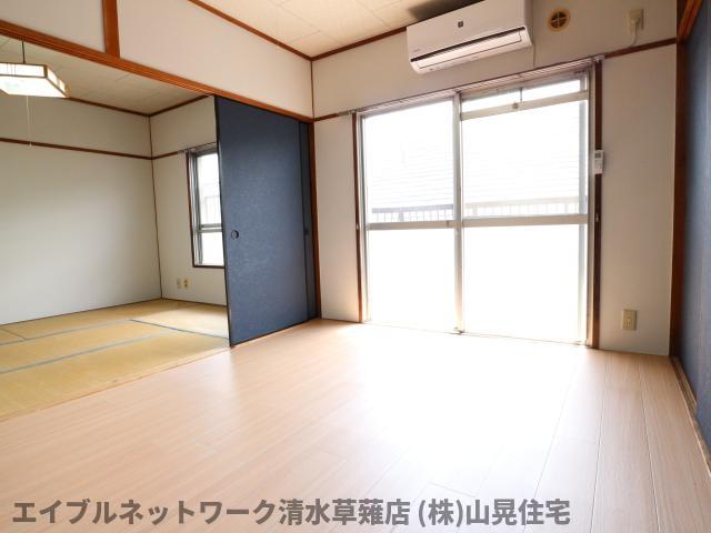 居室・リビング　南からの陽が差し込みあたたかいリビング