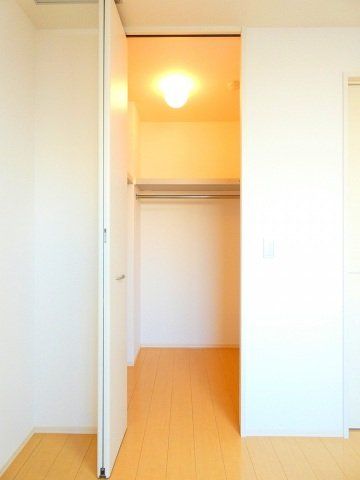 収納　奥行きのあるウォークインクローゼットです。