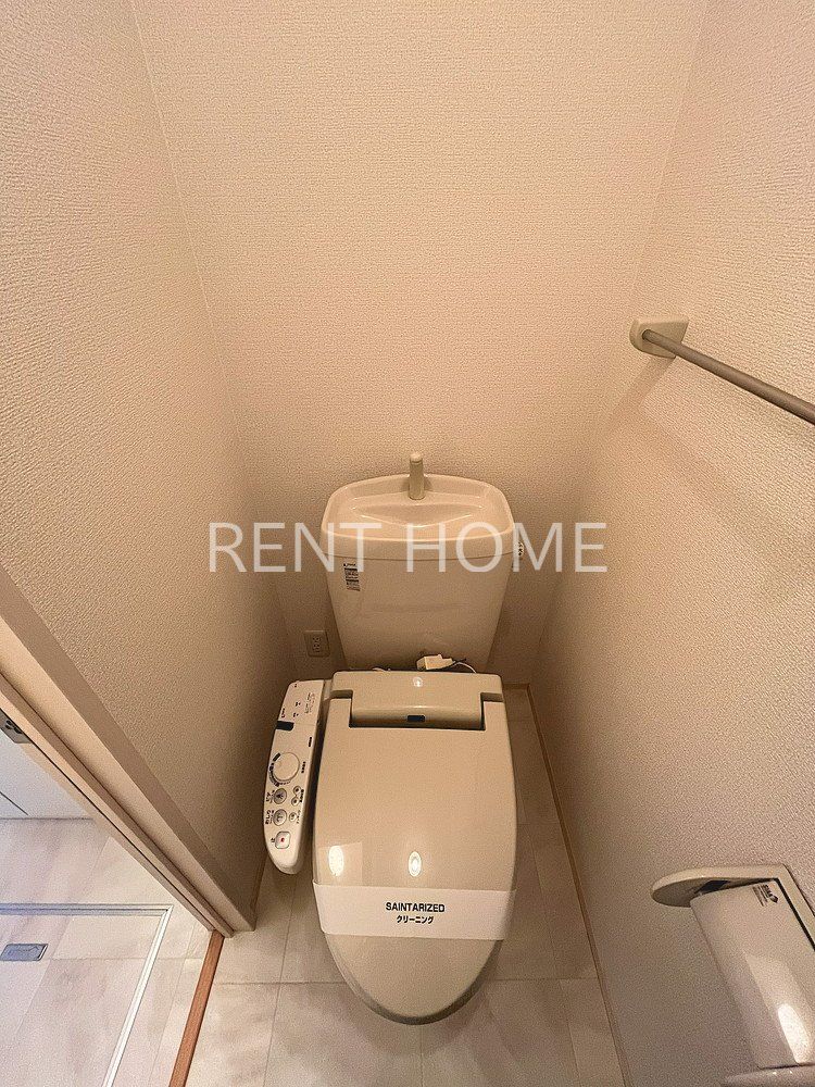 トイレ　温水洗浄便座付きのトイレです。