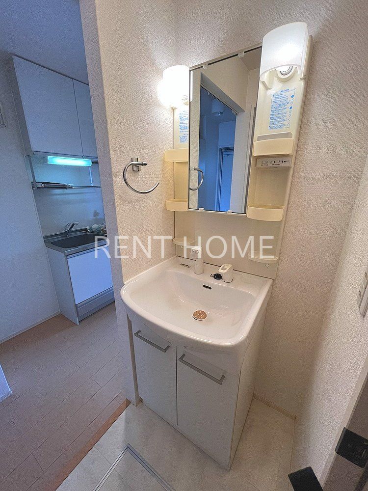 洗面設備　シャンプードレッサーの独立洗面台です。