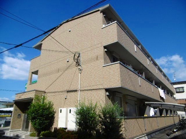 建物外観　3階建てのスマートな外観です。