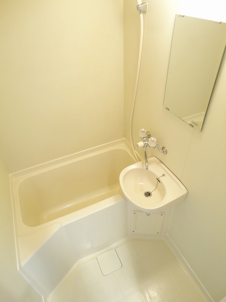 バス・シャワールーム　コンパクトで使いやすいお風呂です