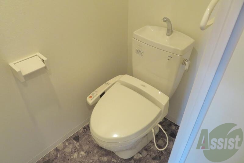 トイレ　温水洗浄便座付きのお手洗いです。うれしいですよねー。