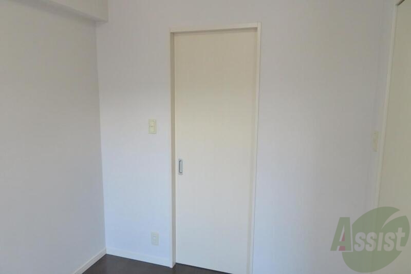 収納　ウォークインクローゼットにつながるドアなんですよ（笑）