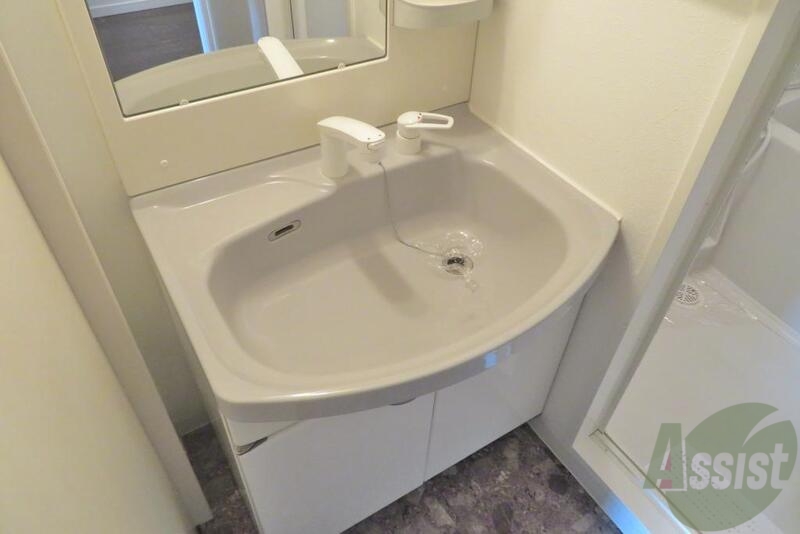 洗面設備　洗髪機能付きの洗面台です。寝ぐせ直しにも便利ですね。