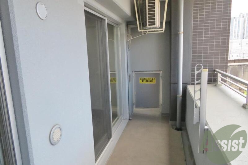 バルコニー　重厚な造りのバルコニーです。幅もしっかり広いです。