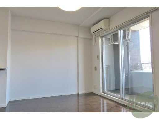 居室・リビング　ご通勤に便利な物件のご紹介になります。まずはリビングの写真