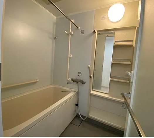 バス・シャワールーム　コンパクトで使いやすいお風呂です