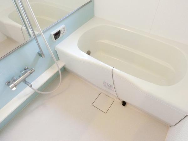 バス・シャワールーム　浴室乾燥機、追い焚き機能付きバス！