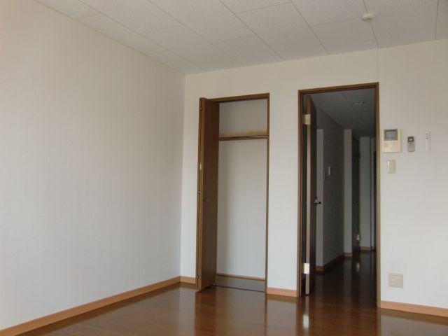 収納　明るい洋間です。